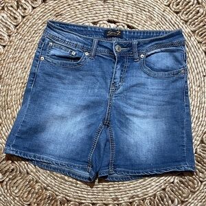 Women’s Seven7 Mid Rise Jean Shorts Medium Wash Denim Size 8